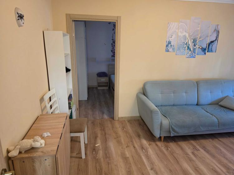 Apartament cu 3 camere semidecomandat în Rogerius