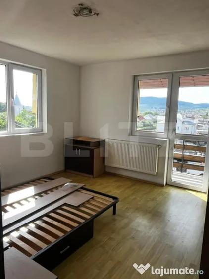 Apartament cu 3 camere semidecomandat în Unirea