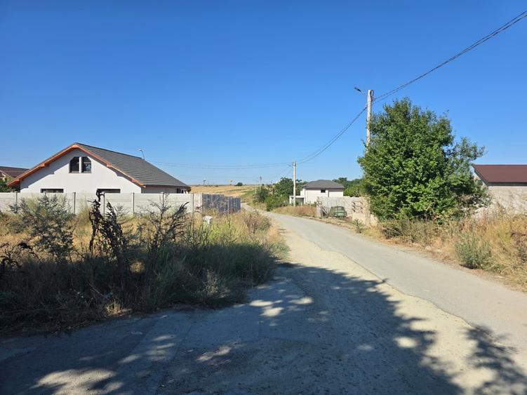 Teren Construcții intravilan de 600 mp, în Lazu