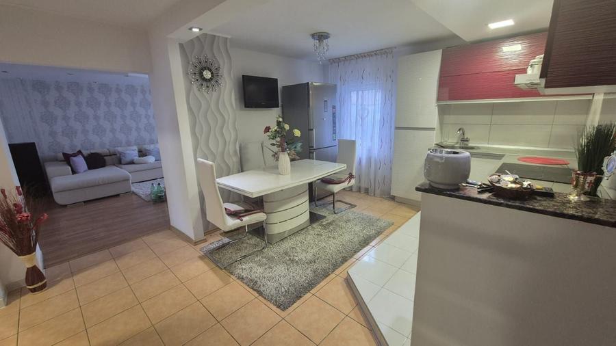 Apartament cu 3 camere decomandat în Movilei
