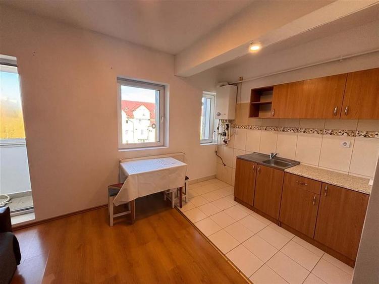Apartament cu 3 camere semidecomandat în Gării
