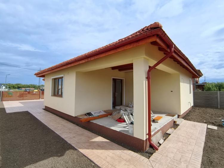 Casă cu 3 camere cu Canalizare în Ghiroda