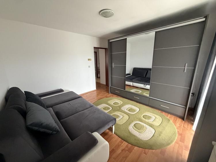 Apartament cu 3 camere decomandat în Florești