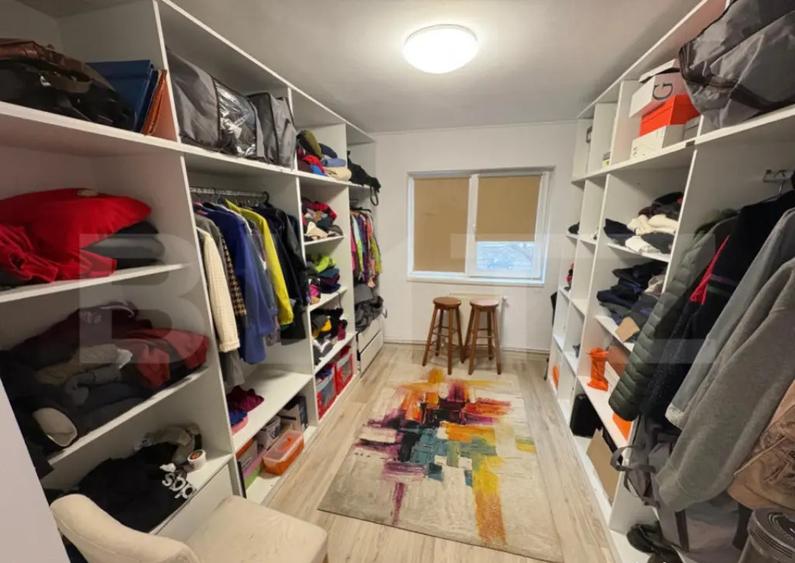 Apartament cu 4 camere semidecomandat, mobilat în Piața Centrală