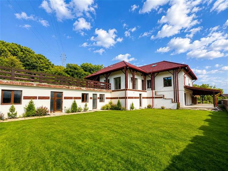 Casă individuală cu 8 camere cu Teren 1348 Mp în Simeria