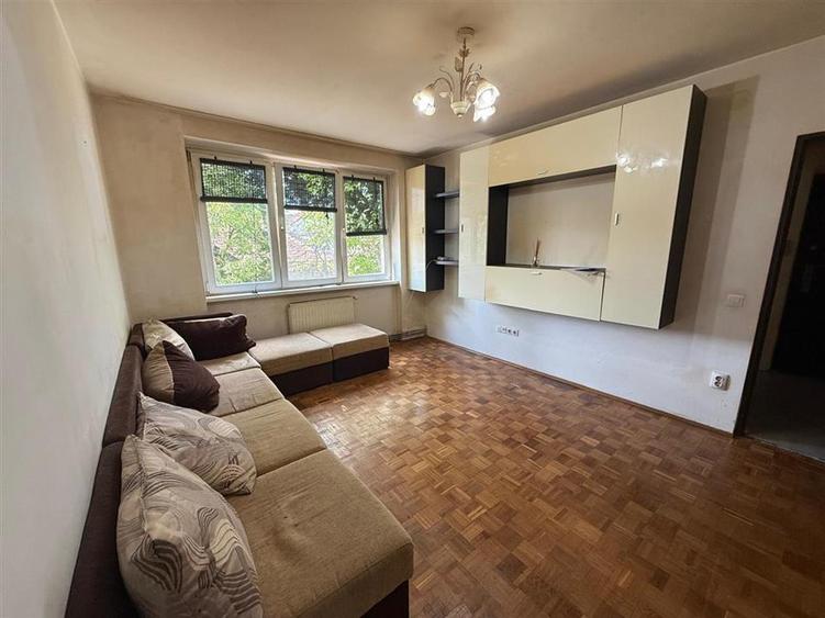 Apartament cu 4 camere decomandat în Hipodrom 2