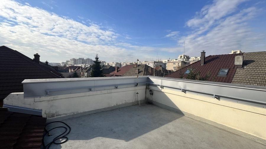Casă individuală cu 7 camere cu Canalizare în Decebal
