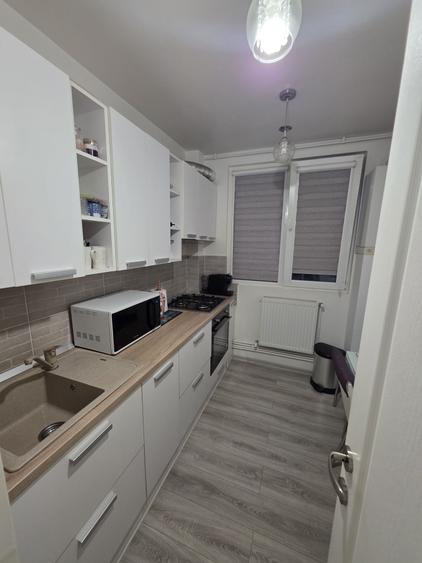 Apartament cu 3 camere semidecomandat în Sârbi