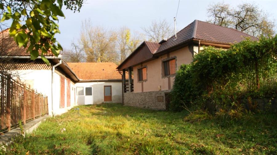 Casă individuală cu 3 camere cu Teren 1084 Mp în Vața de Jos