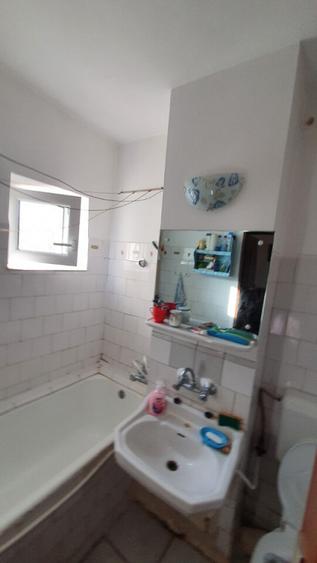 Apartament cu 3 camere semidecomandat în Vest