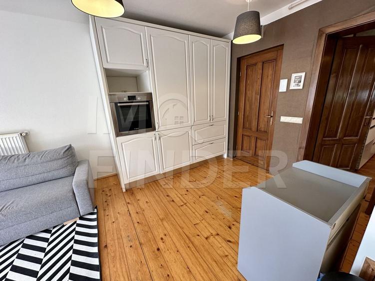 Apartament cu 3 camere semidecomandat, mobilat în Plopilor