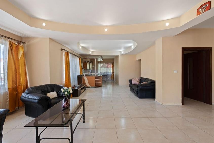 Apartament cu 3 camere decomandat, mobilat în Intim