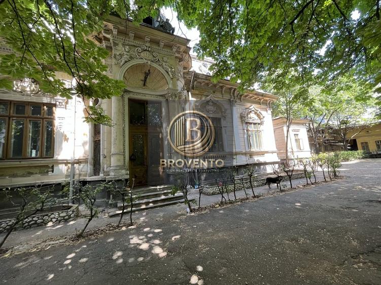 Casă individuală cu 15 camere cu Canalizare în Central