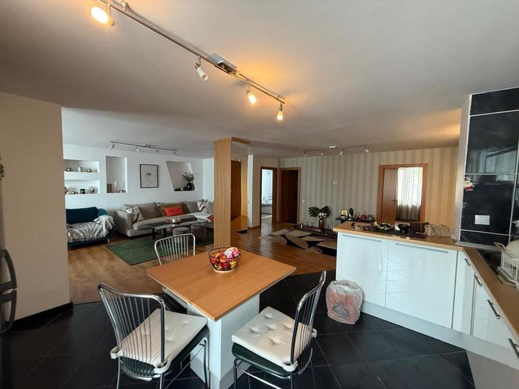 Apartament cu 3 camere decomandat în Dorobanți