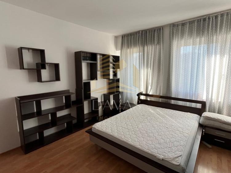 Apartament cu 3 camere semidecomandat, mobilat în Semicentral