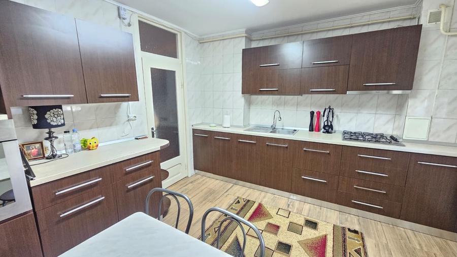 Apartament cu 3 camere decomandat în