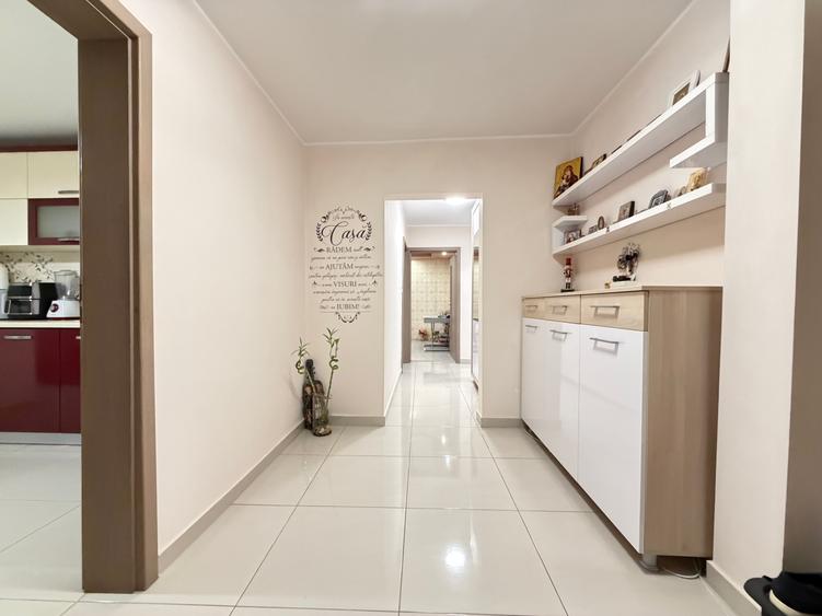 Apartament cu 4 camere decomandat în Nicolina