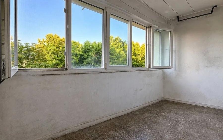 Apartament cu 3 camere semidecomandat în Berceni