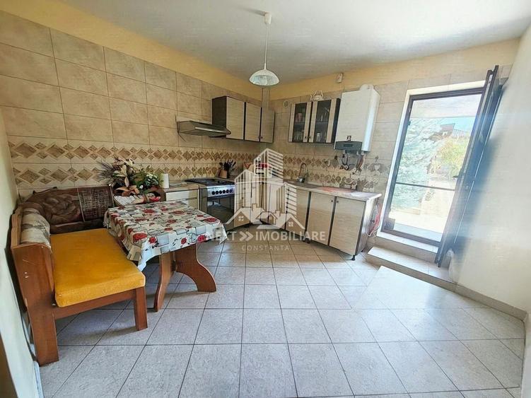 Casă individuală cu 6 camere cu Canalizare în Limanu