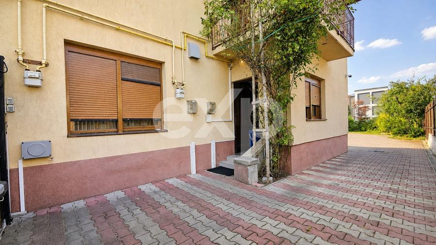 Apartament cu 3 camere decomandat în Tractorul