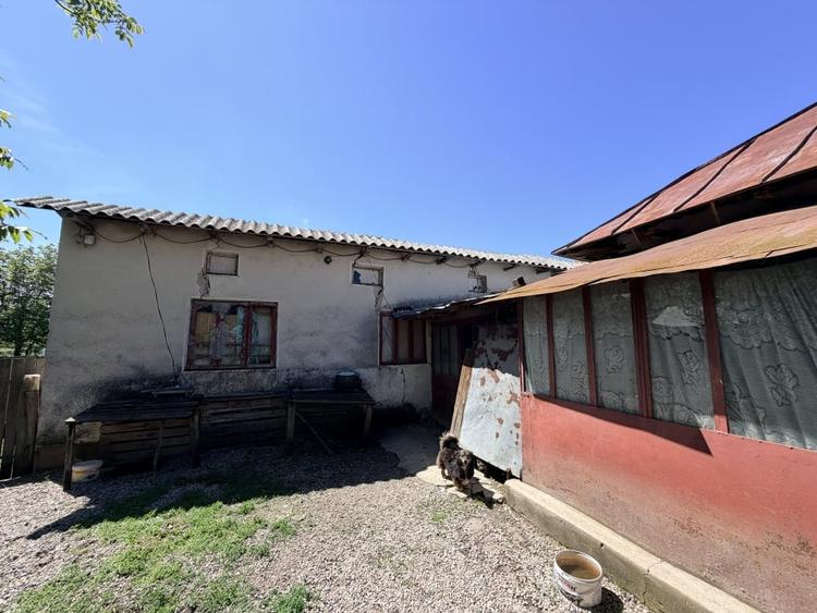 Casă individuală cu 6 camere cu Teren 3000 Mp în Exterior Nord