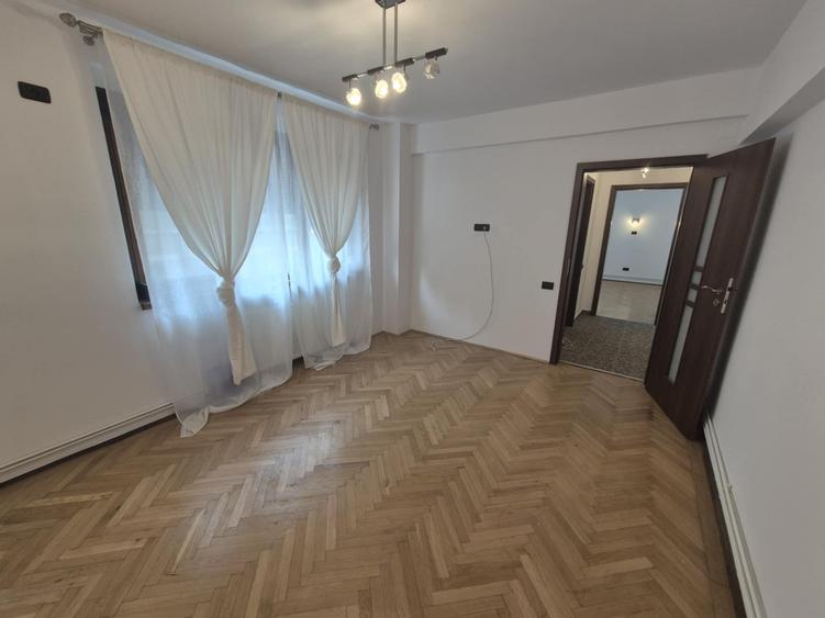 Apartament cu 3 camere decomandat în Calea Victoriei