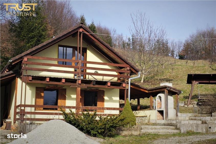 Casă cu 4 camere cu Teren 10423 Mp în Strâmba
