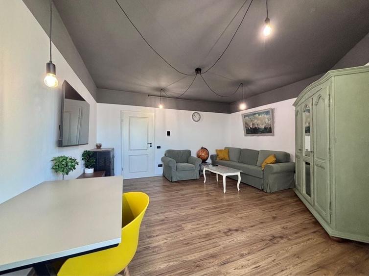 Apartament cu 3 camere decomandat în Palazu Mare