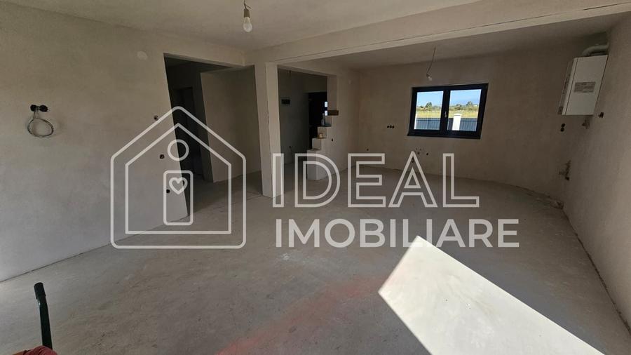 Casă individuală cu 5 camere cu Canalizare în Cristian