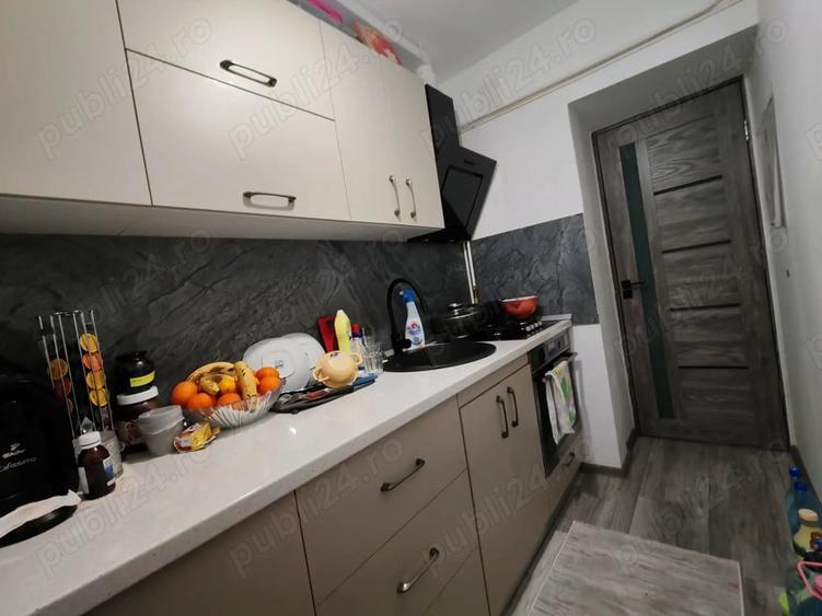 Apartament cu 3 camere semidecomandat în Craiovița Nouă