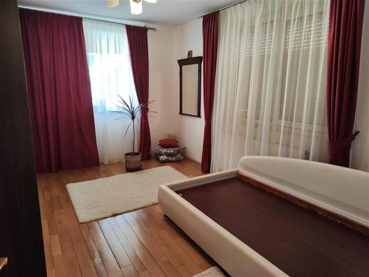 Casă individuală cu 8 camere cu Garaj în Gara Mare