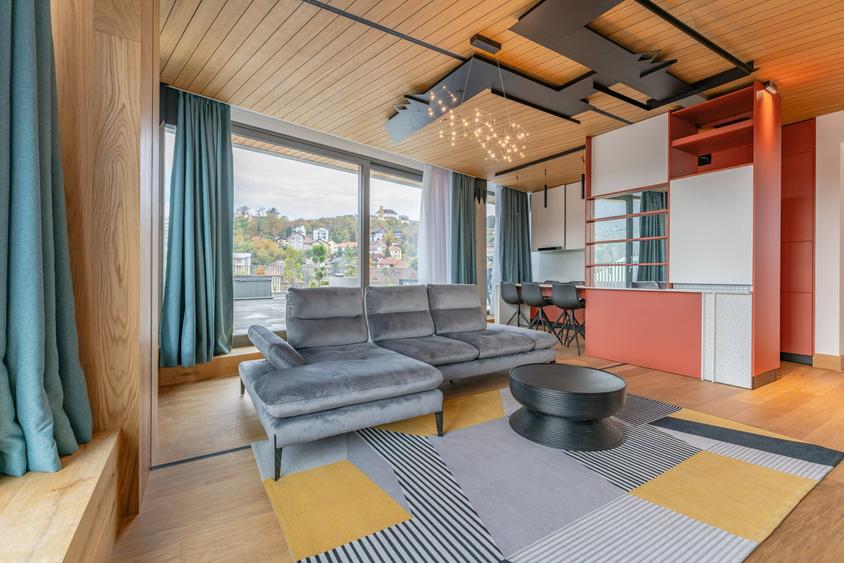 Apartament cu 4 camere decomandat, mobilat în Ultracentral