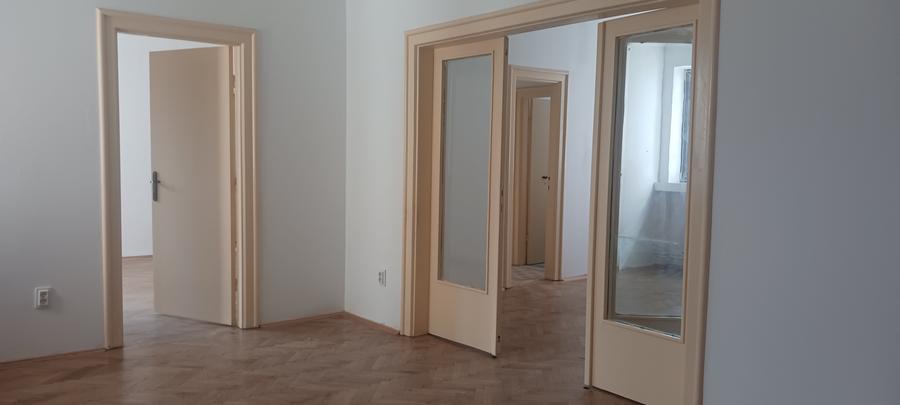 Apartament cu 3 camere semidecomandat în Batistei