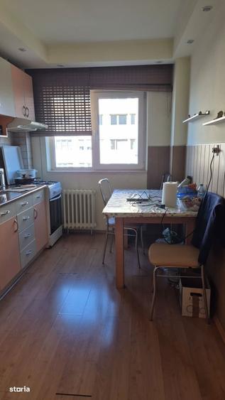 Apartament cu 3 camere semidecomandat, mobilat în Titan
