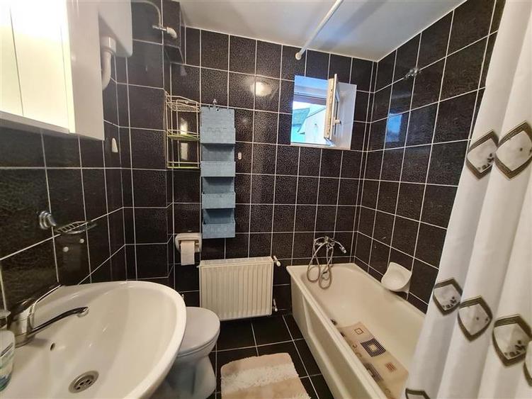 Casă individuală cu 5 camere cu Canalizare în Central
