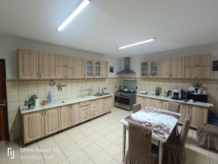 Casă individuală cu 11 camere cu Canalizare în Deda
