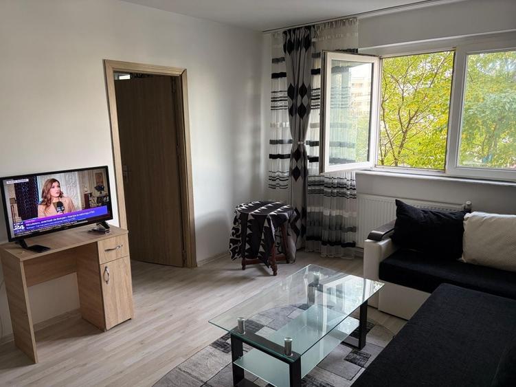 Apartament cu 3 camere semidecomandat în Banat
