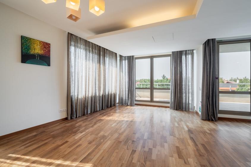 Apartament cu 5 camere decomandat în Băneasa