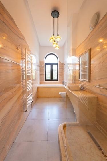 Casă cu 16 camere cu Canalizare în Central