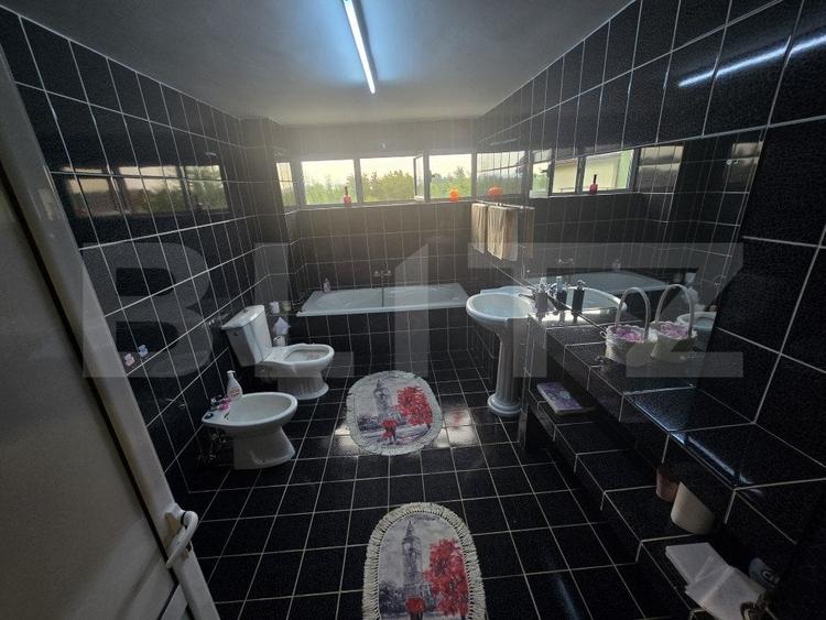 Casă individuală cu 9 camere cu Canalizare în Cetate