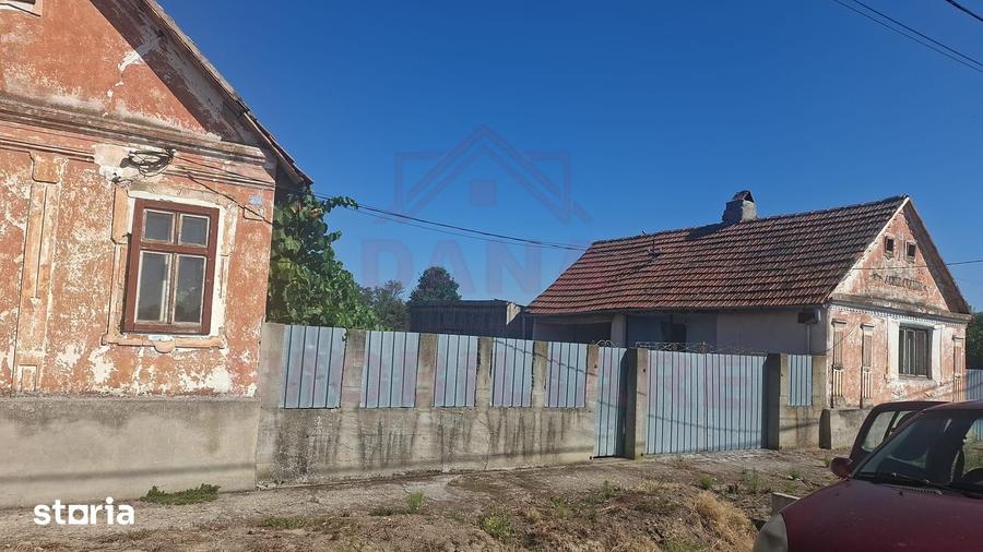 Casă cu 3 camere decomandat cu Teren 4636 Mp în Central