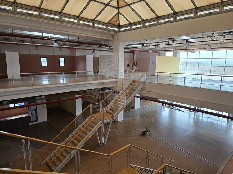 Spațiu comercial, de 3,400 mp, în Albert