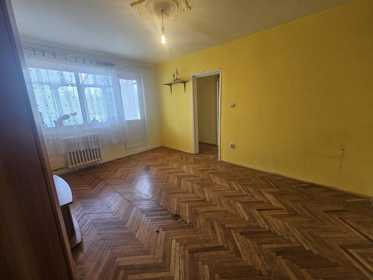 Apartament cu 4 camere semidecomandat în Soarelui