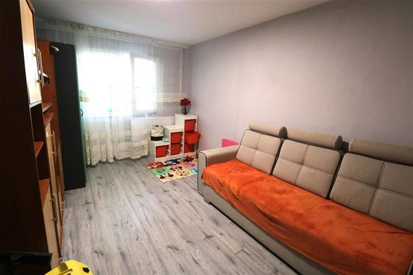 Apartament cu 3 camere decomandat în Dacia
