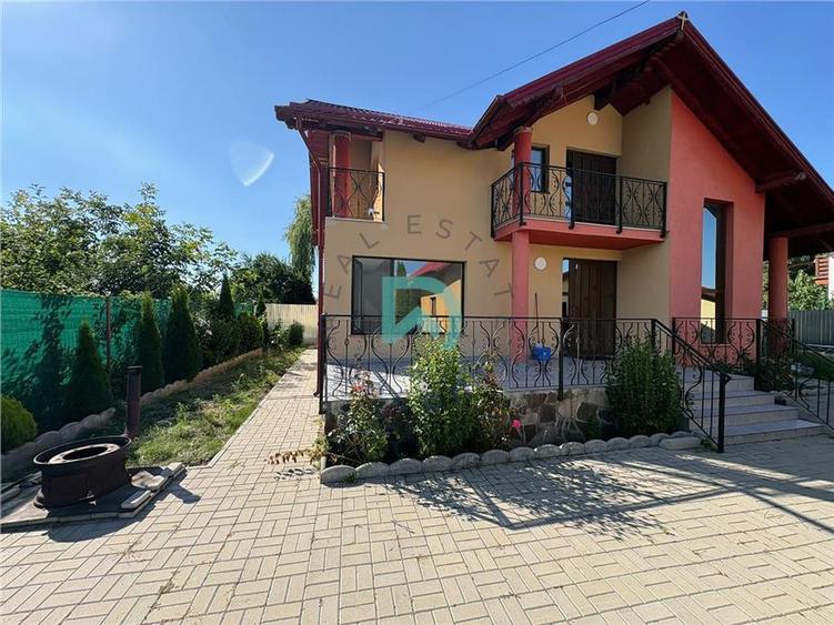 Casă individuală cu 4 camere cu Garaj în Cristian