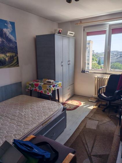 Apartament cu 3 camere semidecomandat în Bucur Obor