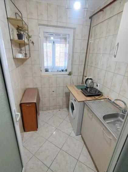 Garsonieră decomandată în