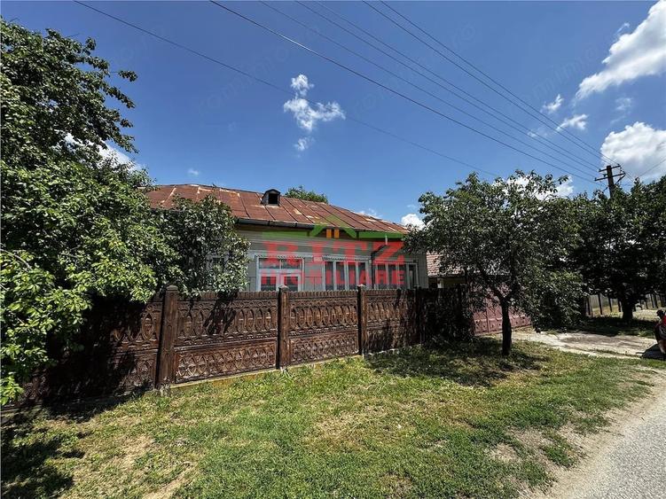 Casă cu 4 camere cu Teren 2437 Mp în Osica de Sus