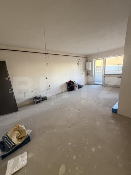 Apartament cu 3 camere semidecomandat în Florești