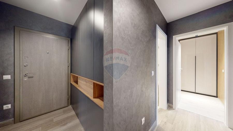 Apartament cu 3 camere decomandat în Tractorul